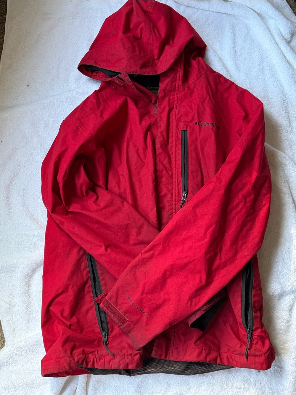 Columbia Omnitech Red Hooded Rain Jacket with Zip Pockets